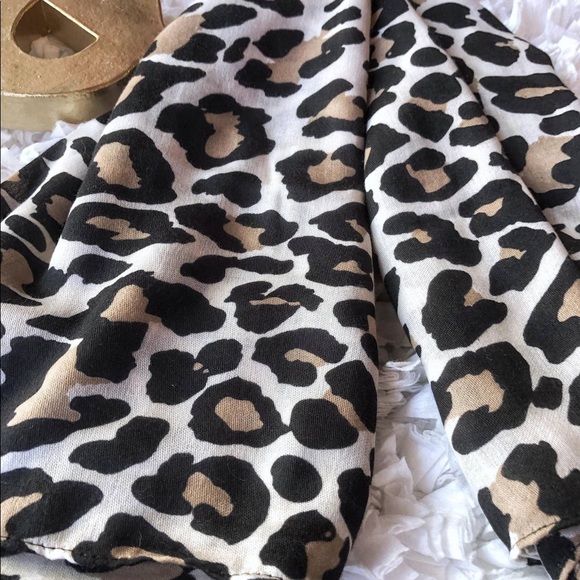Large Wild-Leopard Print Scarf/Wrap - Picture 2 of 3